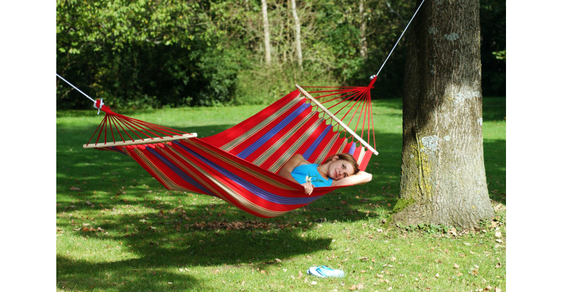 Hamaca con separador ARUBA CAYENNE Colgada entre árboles