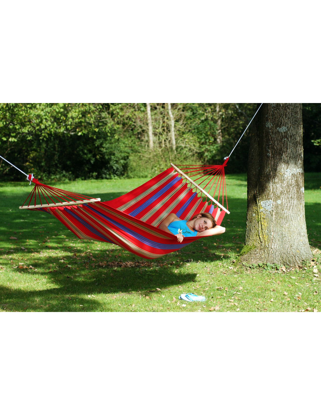 Hamaca con separador ARUBA CAYENNE Colgada entre árboles